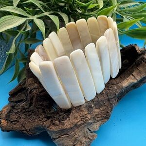 Vintage mother of pearl stretch bracelet, EUC. 6 1/4” unstretched.